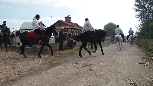 Εντυπωσίασαν τα άλογα στο εξωκλήσι του Άη Γιώργη στα Καλύβια [εικόνες]